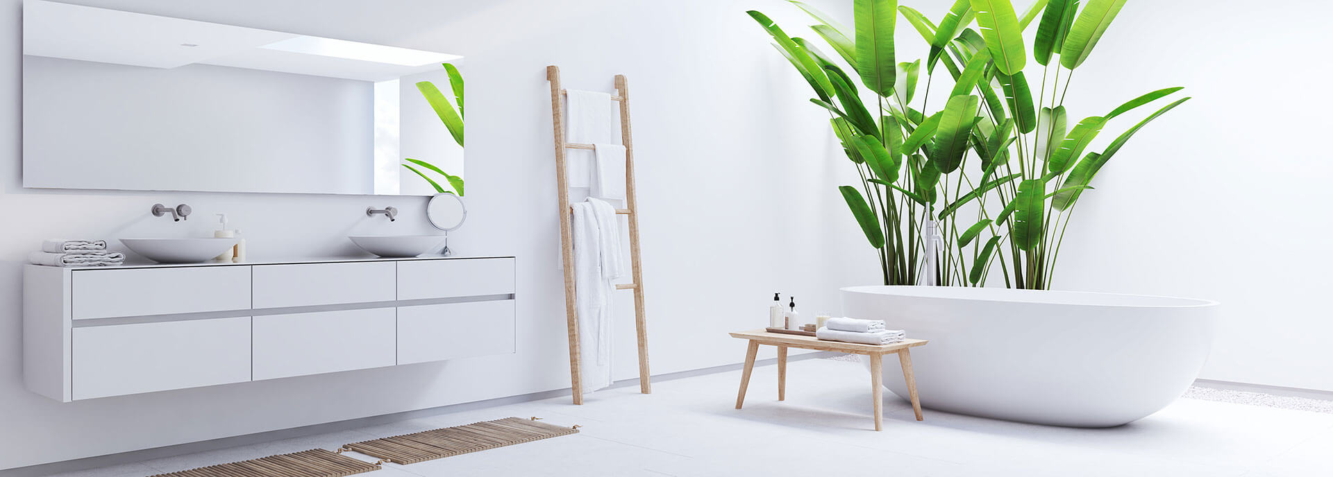 Weißes Badezimmer mit Deko-Accessoires aus Holz und Grünpflanze