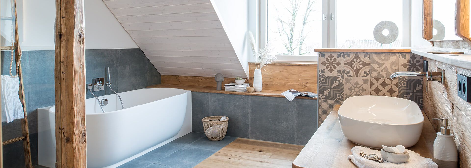 Individuelle Badideen Bad unter Dachschräge: Holzbalken, Wanne, Waschbecken, Musterfliesen.