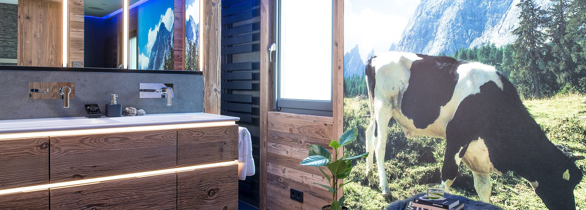 Moderne Badideen Badezimmer im Alpenstil mit Holzelementen und Kuh-Fototapete.