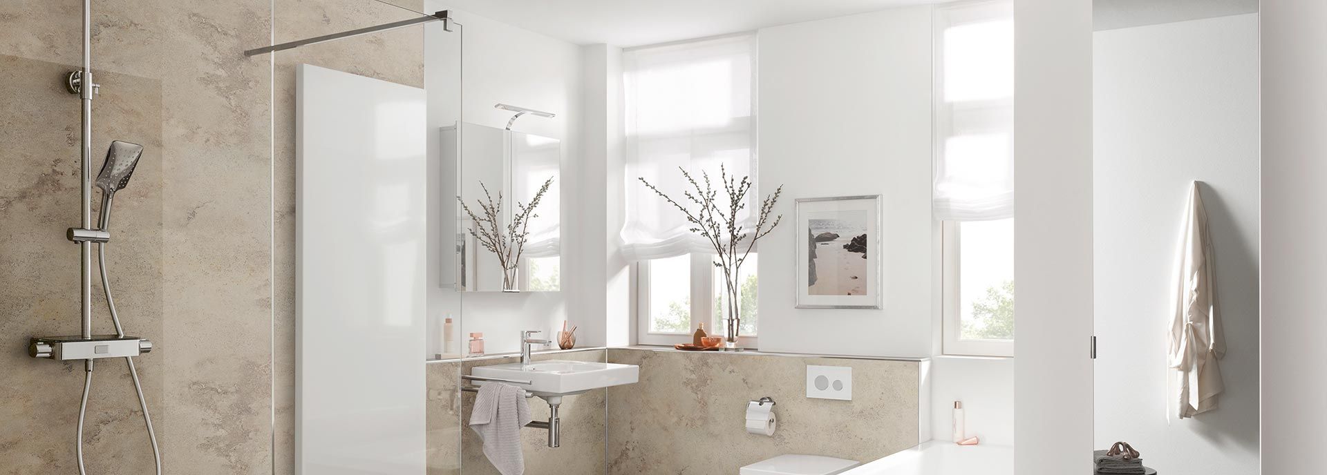 Badezimmer mit Naturstein Bodengleiche Dusche in Natursteinoptik, weißer Design-Heizkörper und ein Waschtisch.