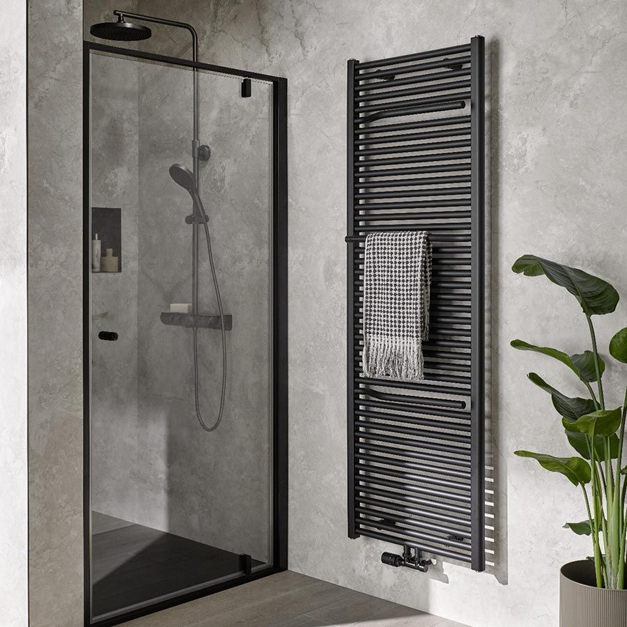Moderne Badlösungen Ebenerdige Dusche mit schwarzem Rahmen, ein schwarzer Handtuchheizkörper und Wände in Betonoptik.