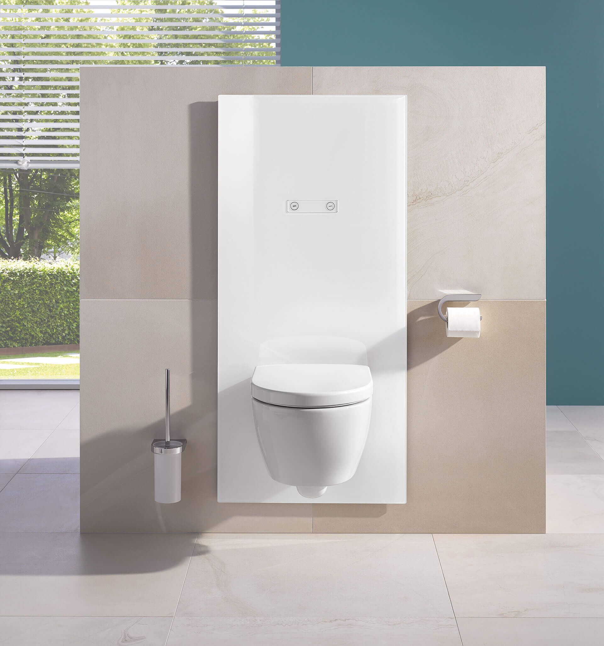 Wandhängendes WC mit weißer Verkleidung und moderner Spülplatte.