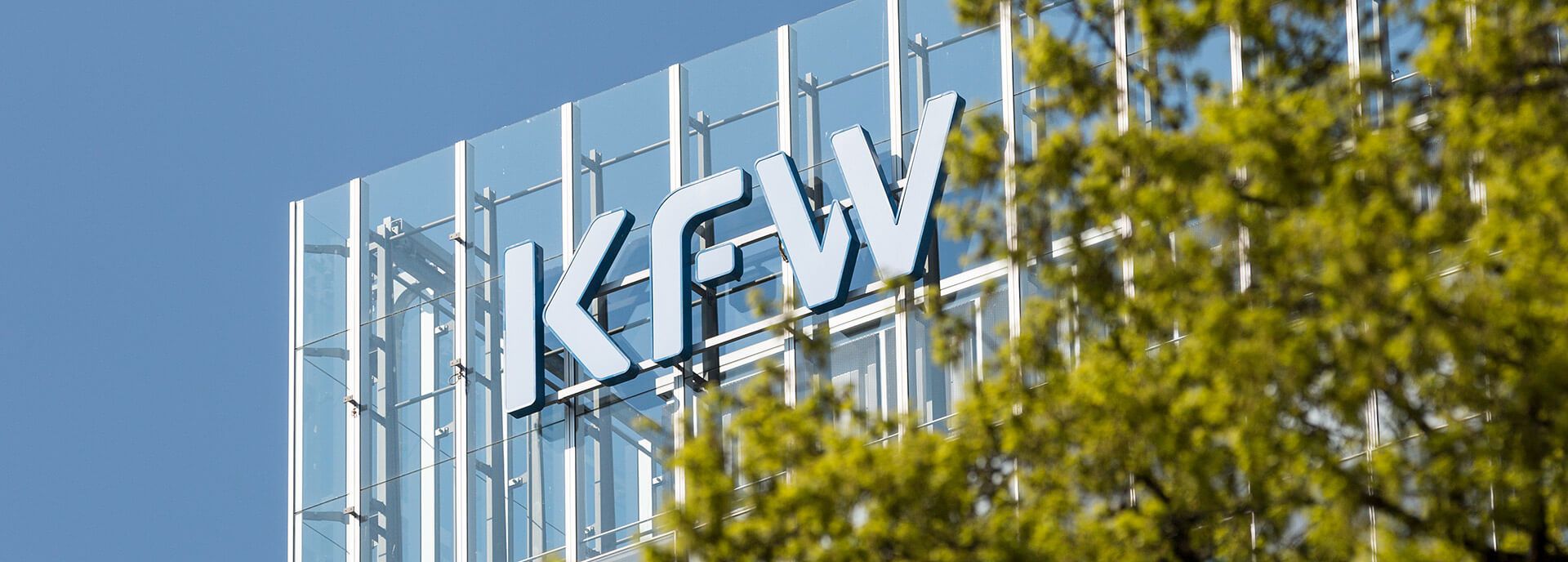 KFW-Logo an Glasfassade.