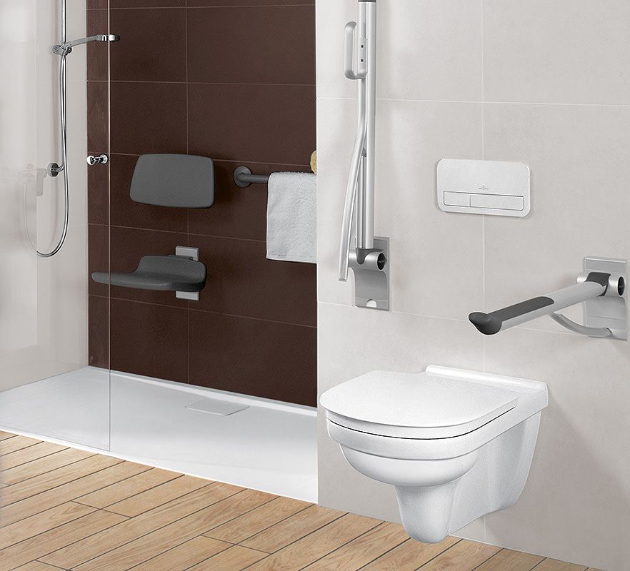 Barrierefreies WC und Dusche Toilette mit Haltegriffen, Bodengleiche Dusche mit Klappsitz und Haltegriffen.
