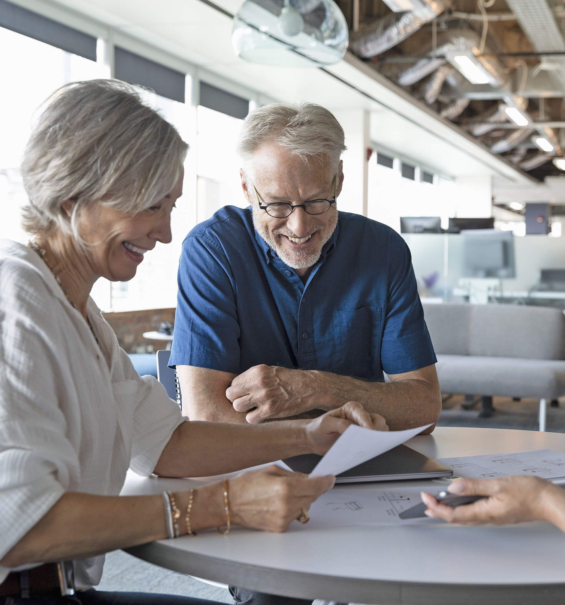 Lächelnde Personen an einem Tisch.