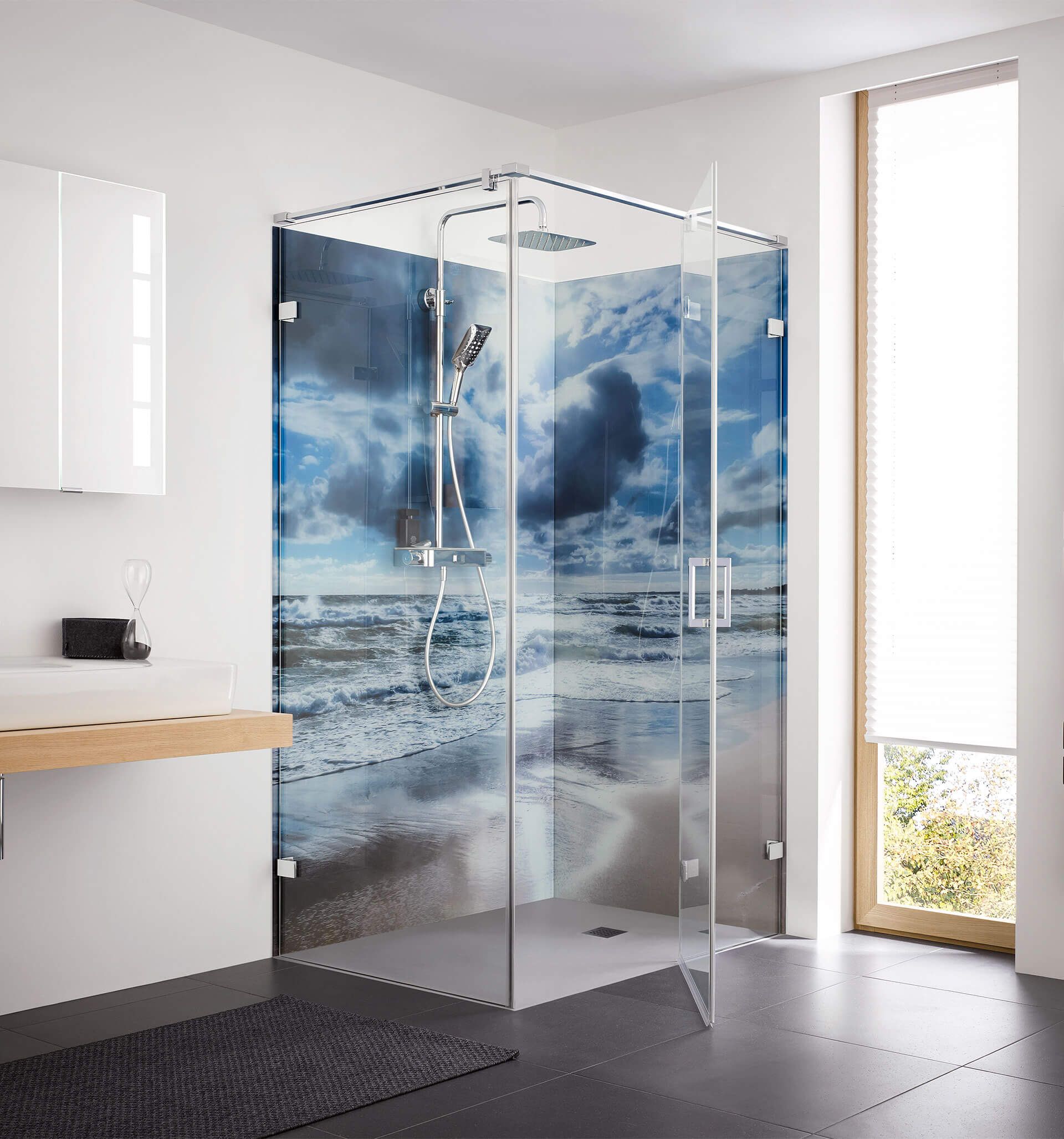 Glasduschkabine mit bedruckter Rückwand, die einen Strand mit Wellen zeigt.