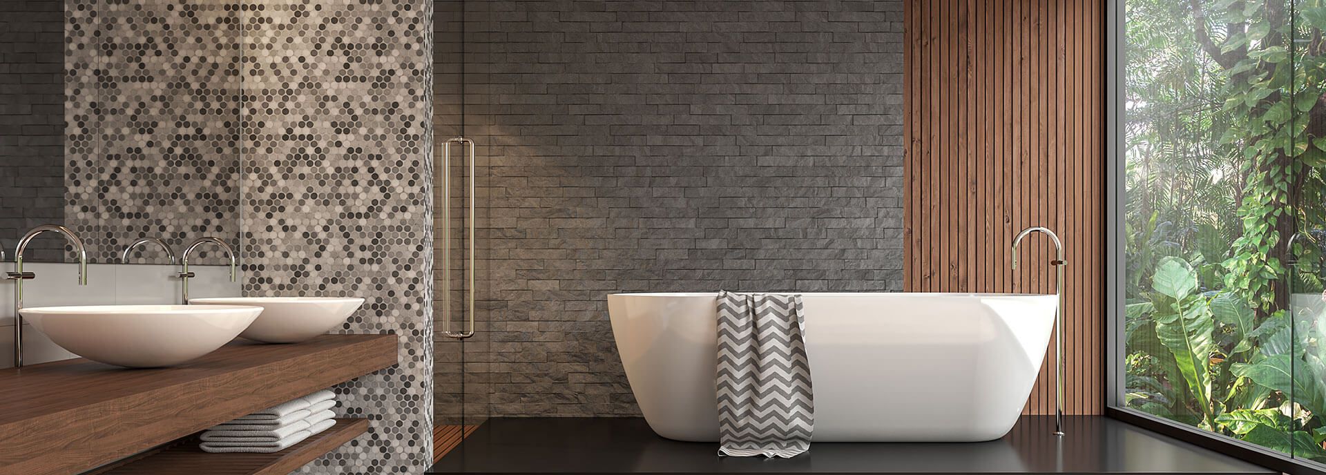 Luxuriöses Badezimmer mit freistehender Badewanne, Naturstein- und Holzwänden, Doppelwaschtisch.