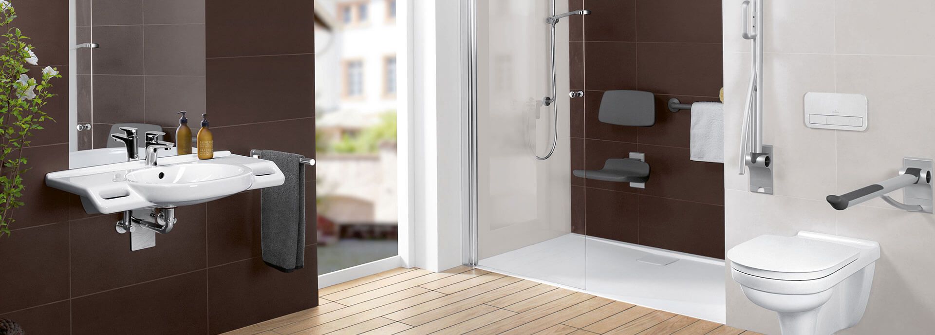 Barrierefreies Badezimmer, Waschtisch mit Haltegriffen, bodengleiche Dusche mit Klappsitz und Haltegriffe.