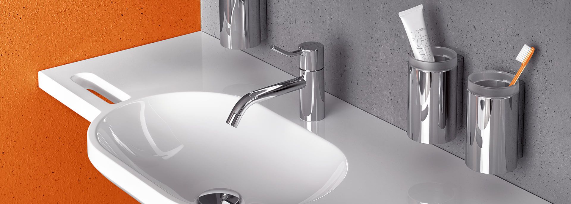 Ovales Waschbecken, Chromarmatur, orange Wand, moderne Accessoires.