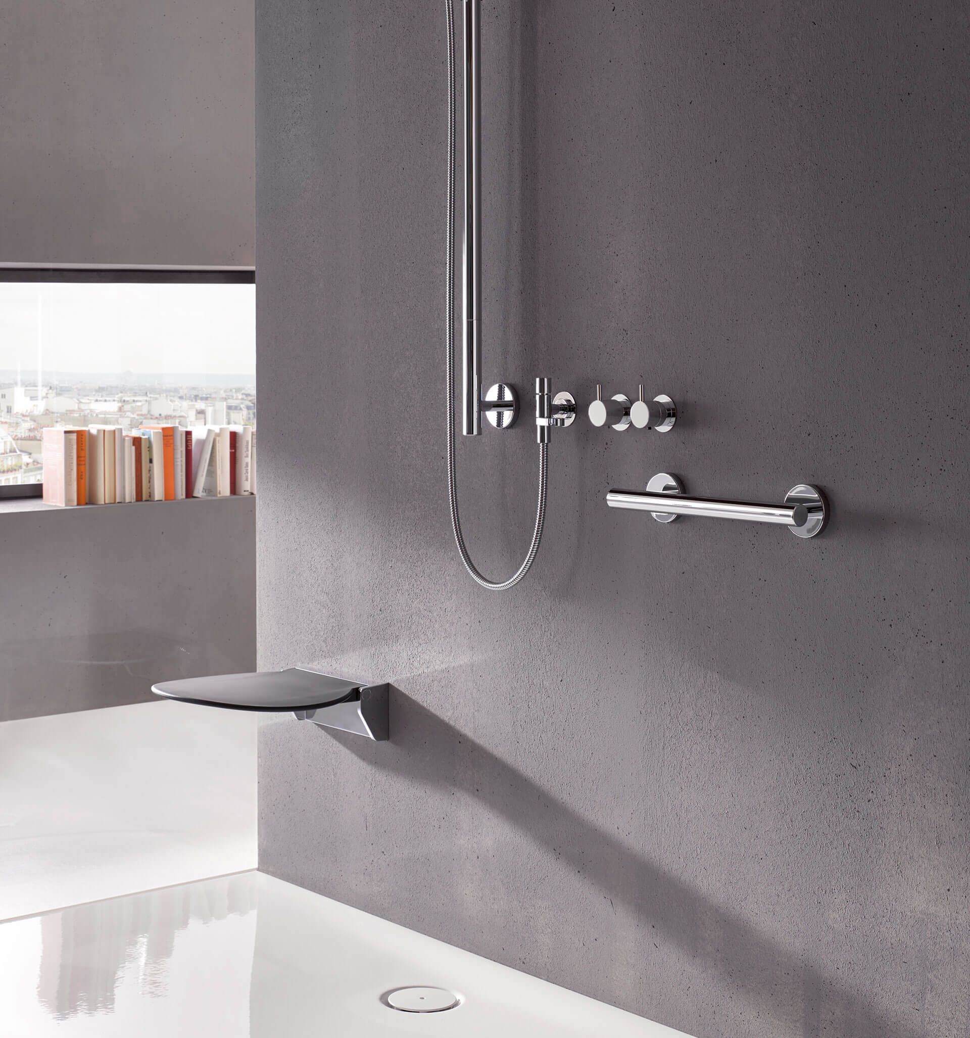 Barrierefreie Dusche in dunklem Design Barrierefreie Dusche: graue Wand, klappbarer Sitz und Haltegriff.