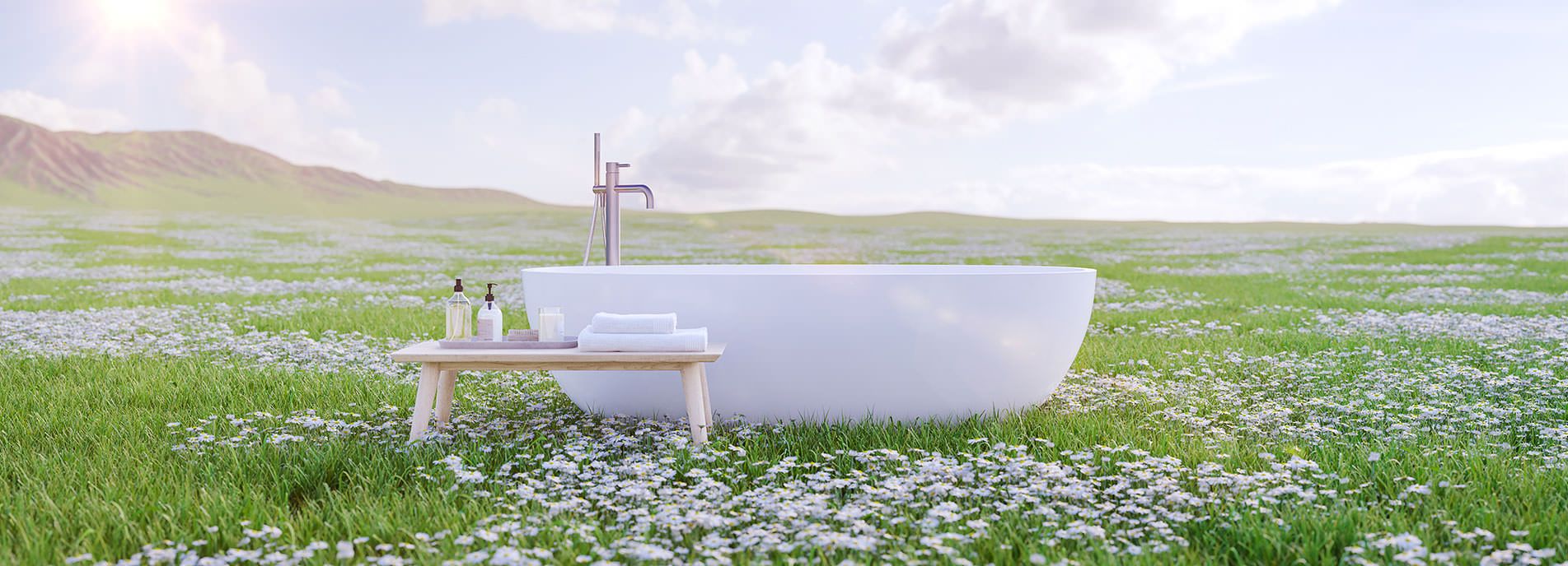 Freistehende weiße Badewanne inmitten einer blühenden Blumenwiese im Sonnenschein.